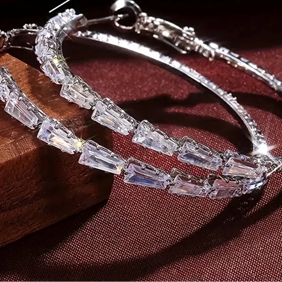 SPARKLING GRADIENT SQUARE CUT HOOP EARRINGS - Picture 5 of 11